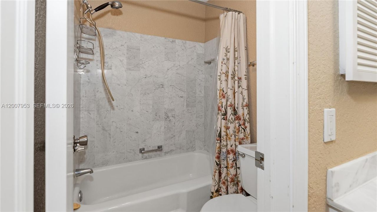 En Venta: $359,000 (2 camas, 2 baños, 1200 Pies cuadrados)