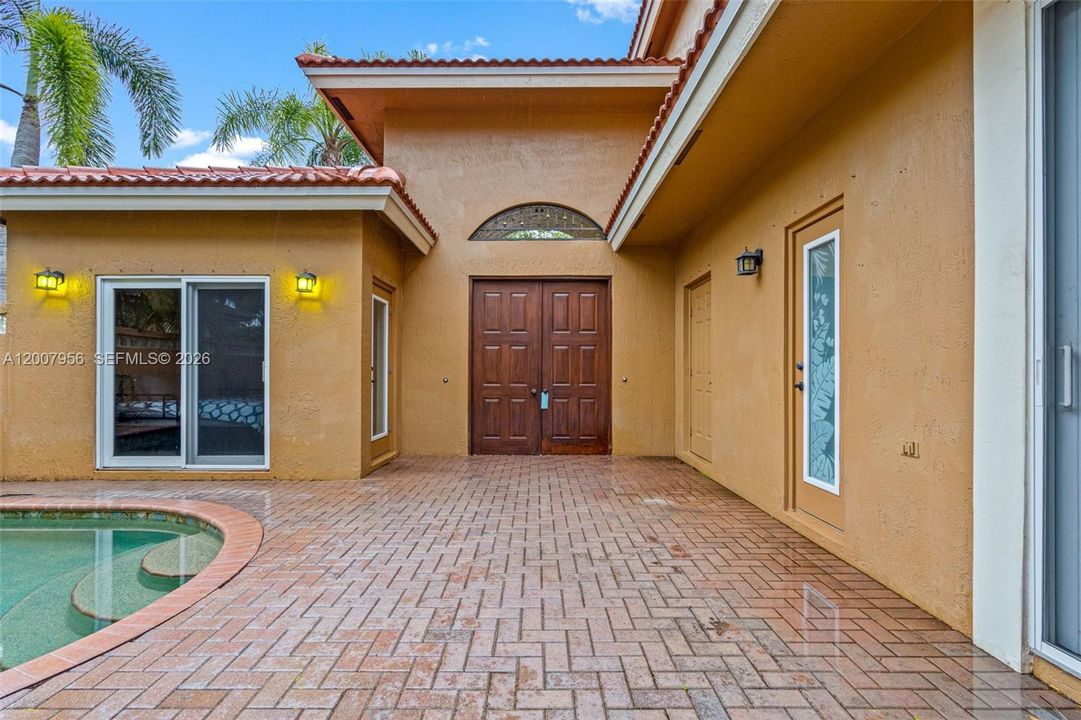 En Venta: $1,149,000 (4 camas, 4 baños, 3240 Pies cuadrados)