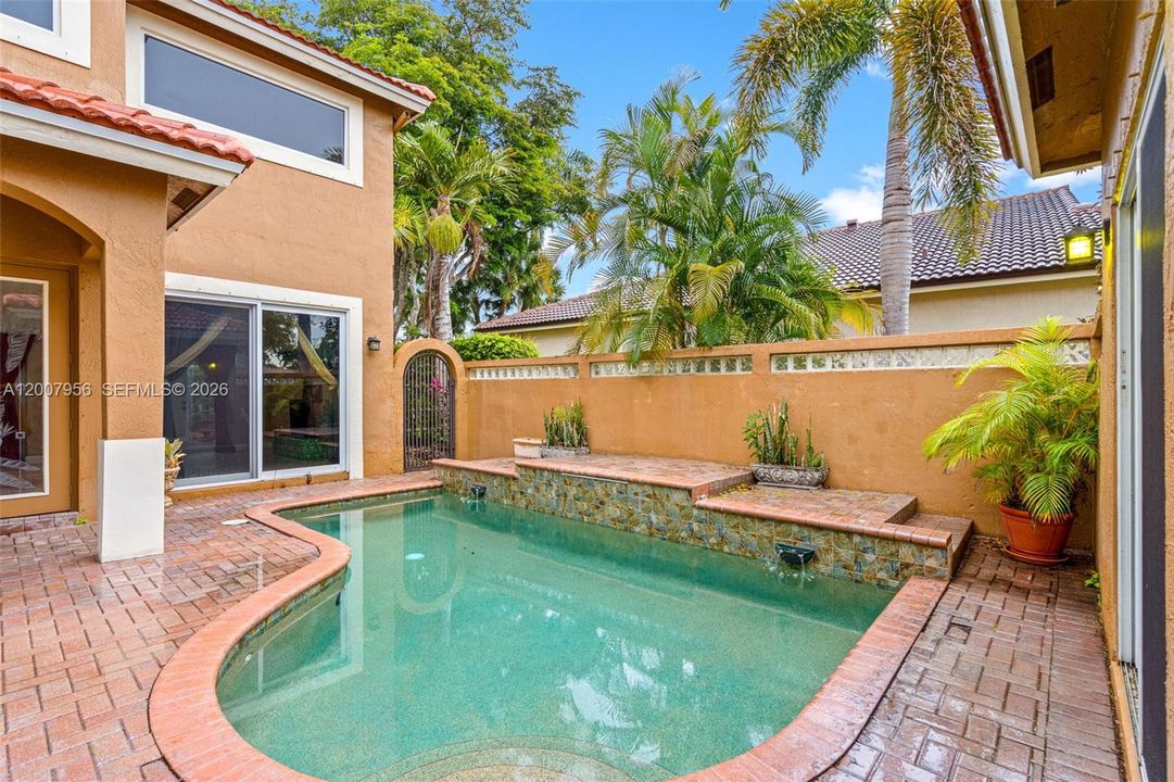 En Venta: $1,149,000 (4 camas, 4 baños, 3240 Pies cuadrados)
