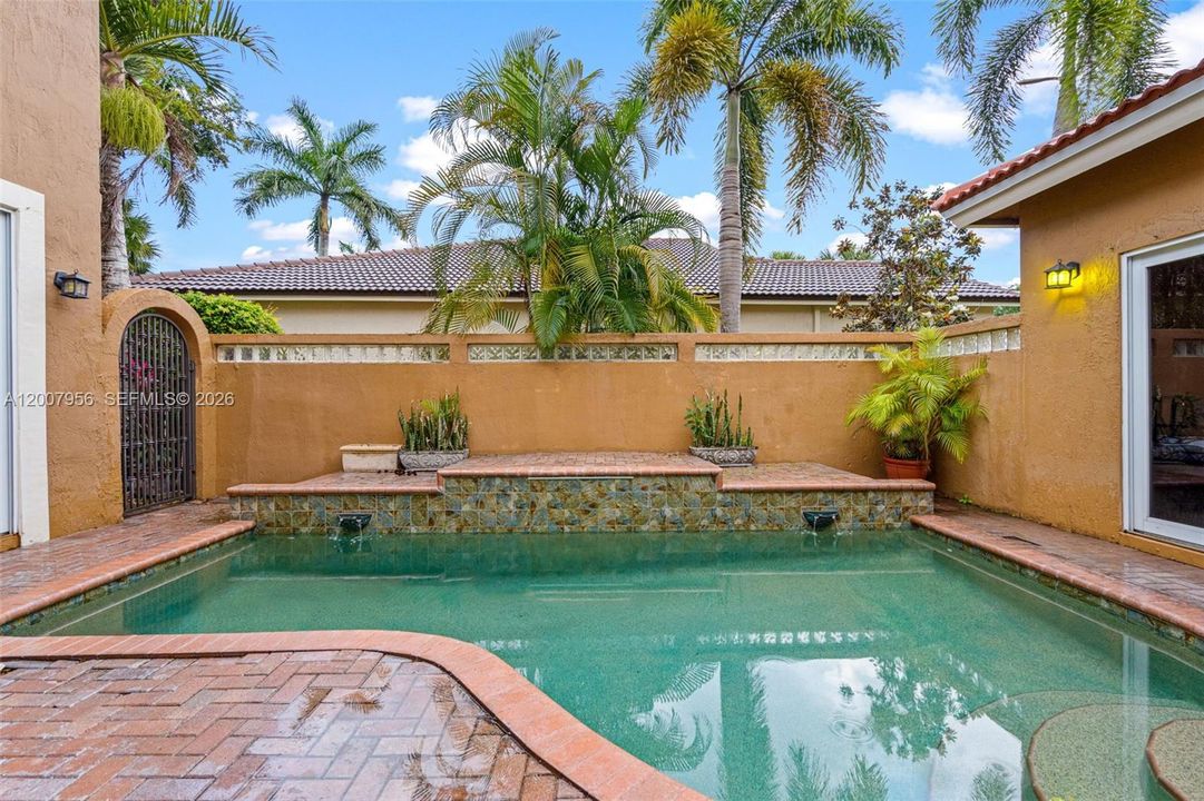En Venta: $1,149,000 (4 camas, 4 baños, 3240 Pies cuadrados)