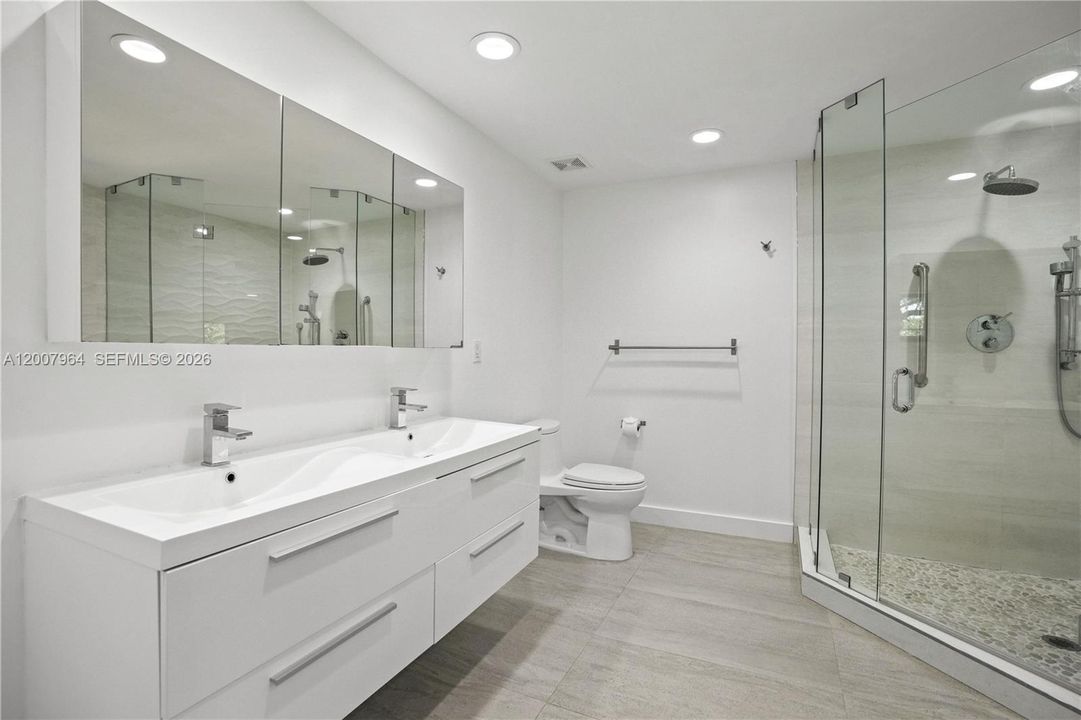 Large primary bathroom upstairs, shower+ jacuzzi tub