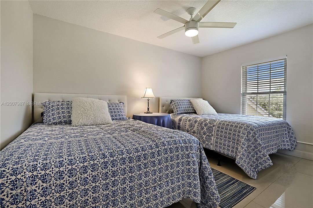 2 Queen size beds, huge walk in closet with built in