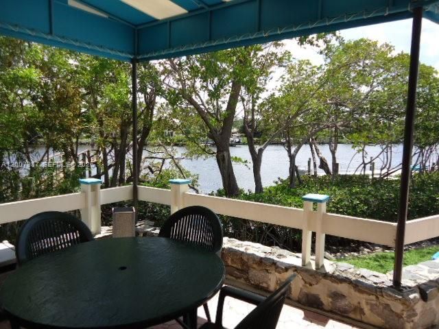 BBQ area to dine along the river