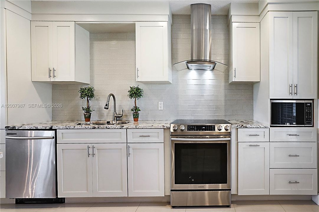 Custom kitchen , SS Appliances, Shaker wood cabinets.