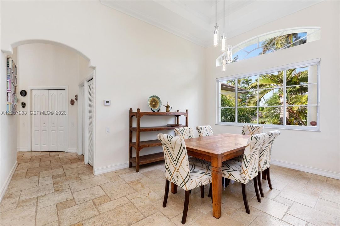 En Venta: $1,735,000 (4 camas, 3 baños, 2740 Pies cuadrados)