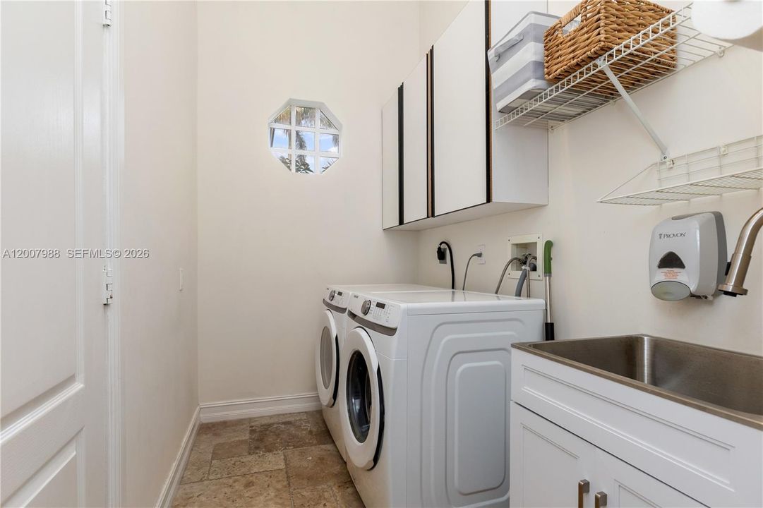En Venta: $1,735,000 (4 camas, 3 baños, 2740 Pies cuadrados)