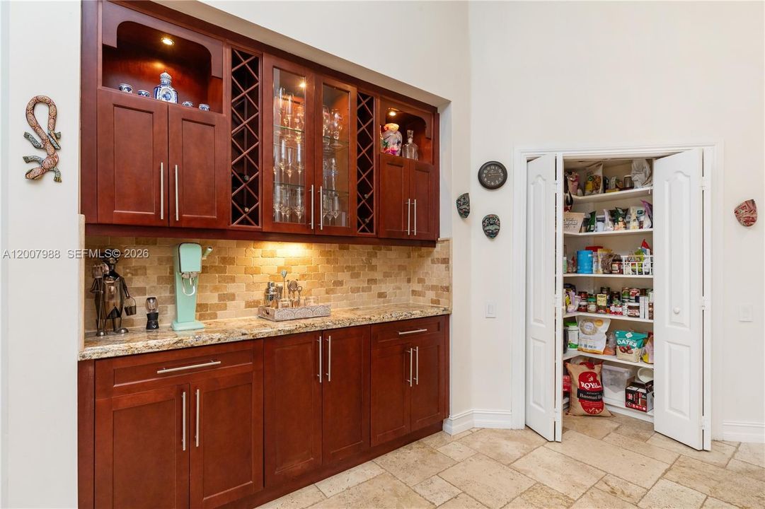 En Venta: $1,735,000 (4 camas, 3 baños, 2740 Pies cuadrados)