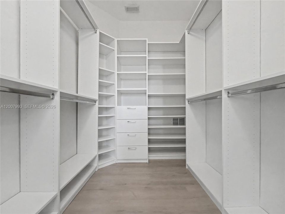 Activo con contrato: $3,800 (3 camas, 2 baños, 1683 Pies cuadrados)