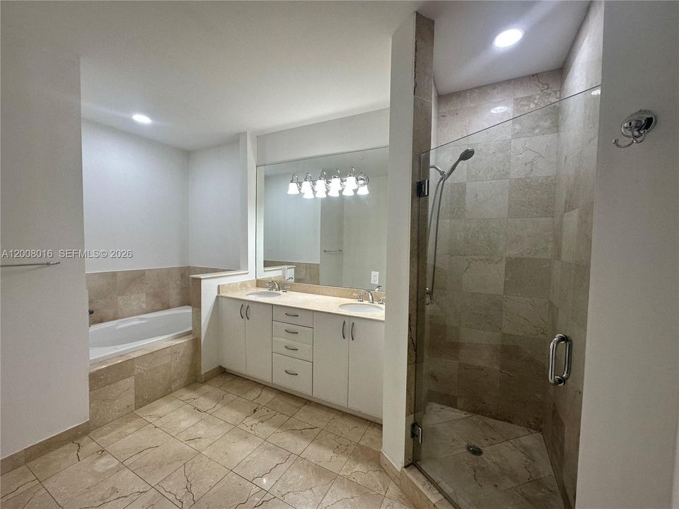 Activo con contrato: $6,000 (3 camas, 2 baños, 2350 Pies cuadrados)