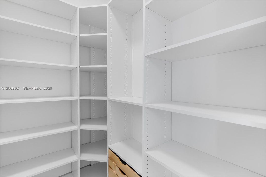 В аренду: $32,000 (5 спален, 4 ванн, 3646 Квадратных фут)