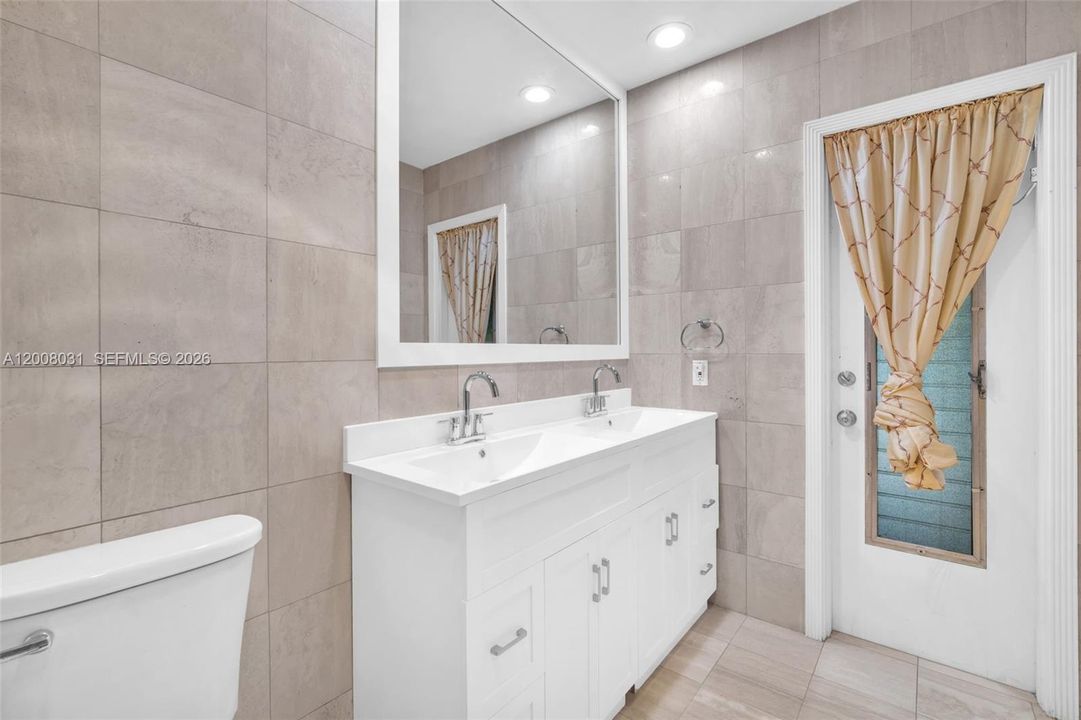 For Rent: $6,500 (5 beds, 2 baths, 2496 Square Feet)