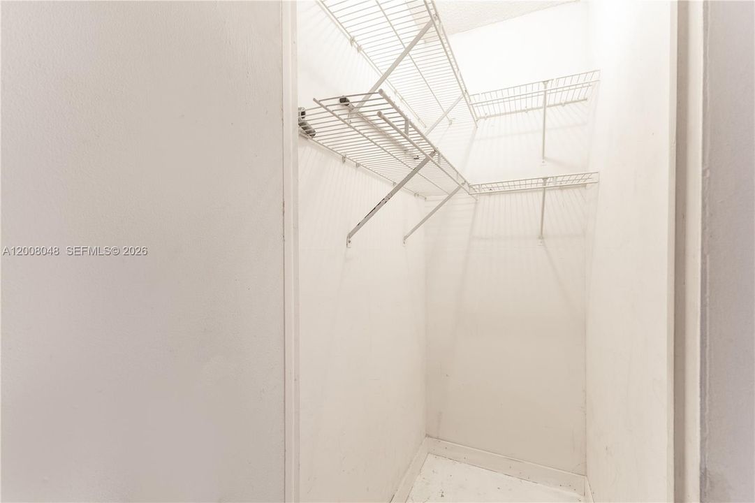 For Sale: $392,900 (1 beds, 1 baths, 662 Square Feet)