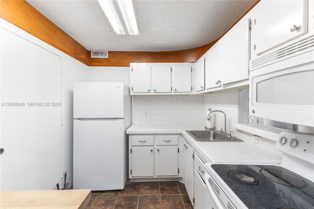 For Sale: $392,900 (1 beds, 1 baths, 662 Square Feet)