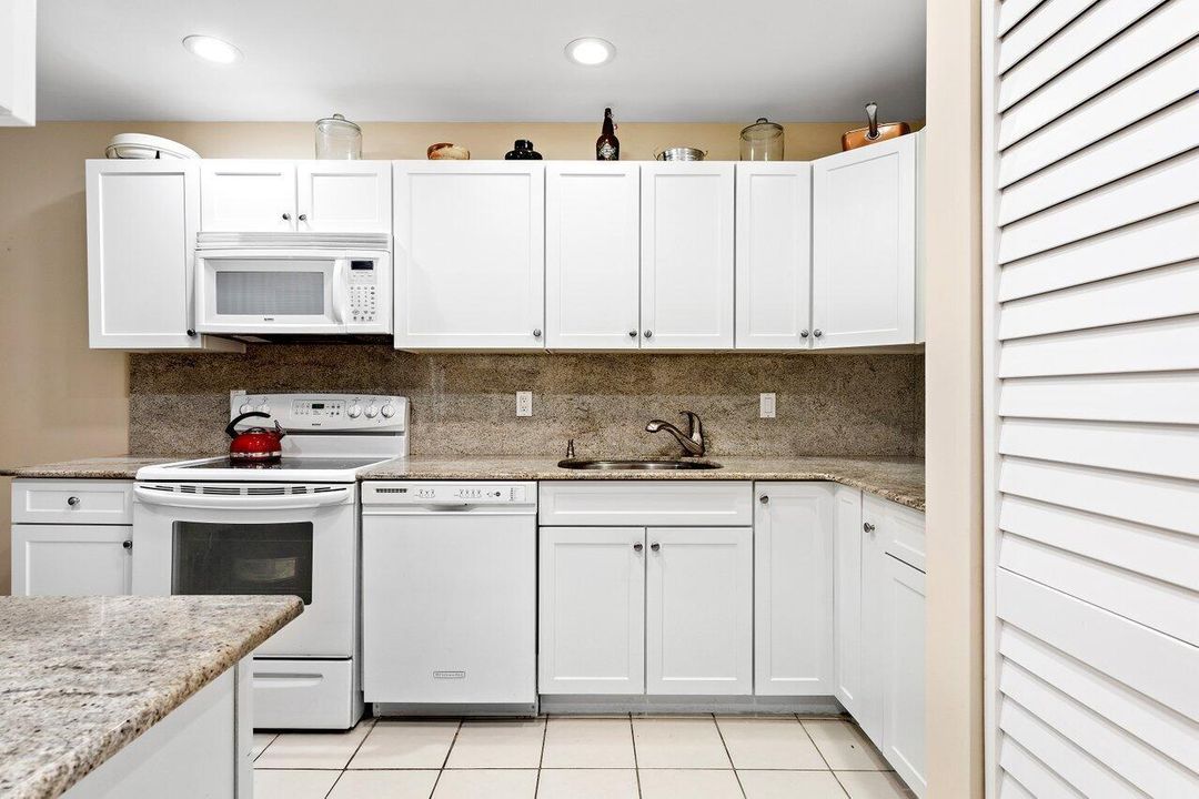Updated Eat-in Kitchen