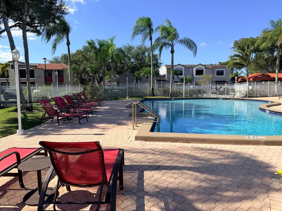 Active With Contract: $274,000 (2 beds, 2 baths, 880 Square Feet)