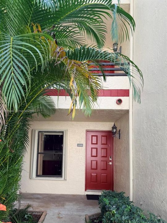 Active With Contract: $274,000 (2 beds, 2 baths, 880 Square Feet)