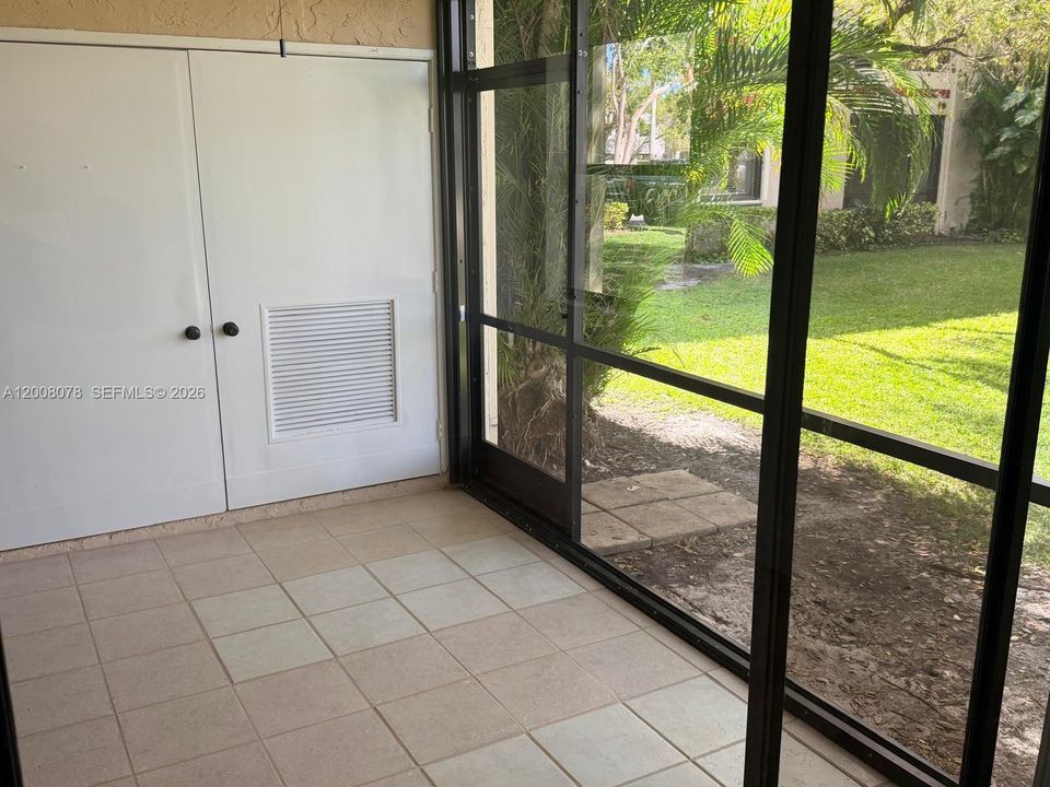 Active With Contract: $274,000 (2 beds, 2 baths, 880 Square Feet)