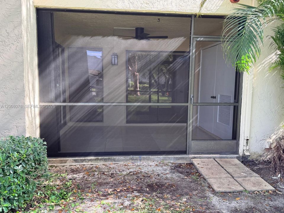 Active With Contract: $274,000 (2 beds, 2 baths, 880 Square Feet)