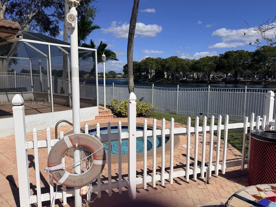 Active With Contract: $274,000 (2 beds, 2 baths, 880 Square Feet)