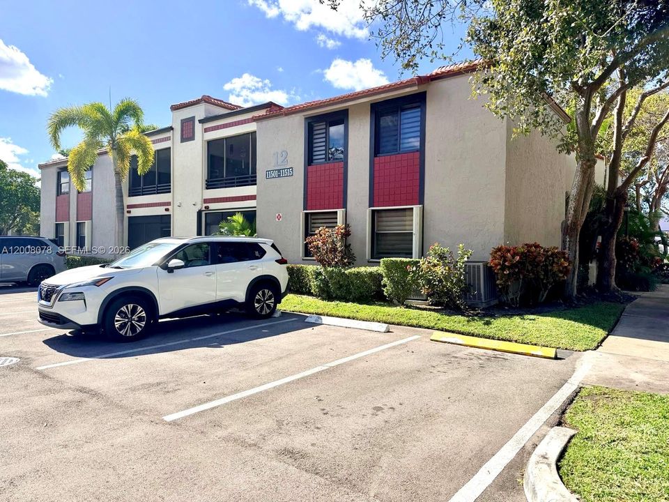 Active With Contract: $274,000 (2 beds, 2 baths, 880 Square Feet)