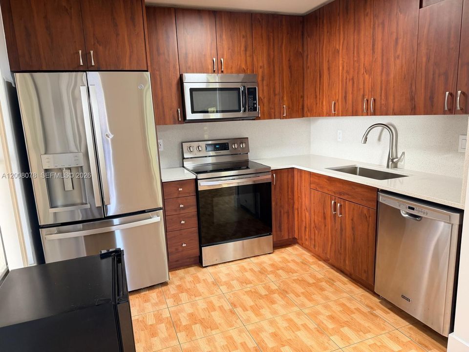 Active With Contract: $274,000 (2 beds, 2 baths, 880 Square Feet)