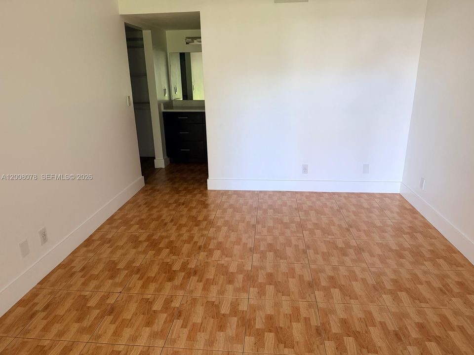 Active With Contract: $274,000 (2 beds, 2 baths, 880 Square Feet)