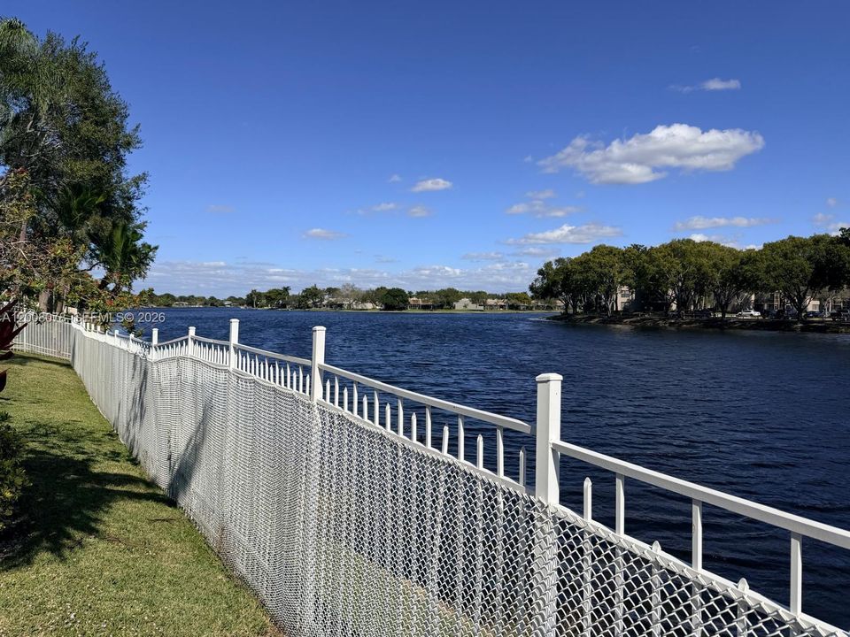 Active With Contract: $274,000 (2 beds, 2 baths, 880 Square Feet)