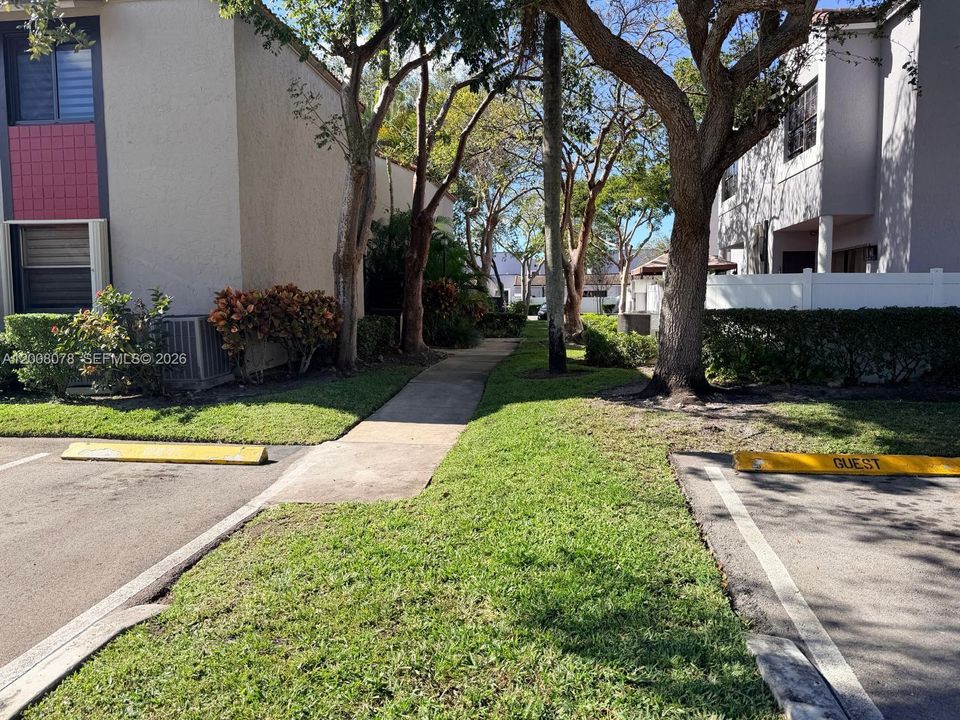 Active With Contract: $274,000 (2 beds, 2 baths, 880 Square Feet)
