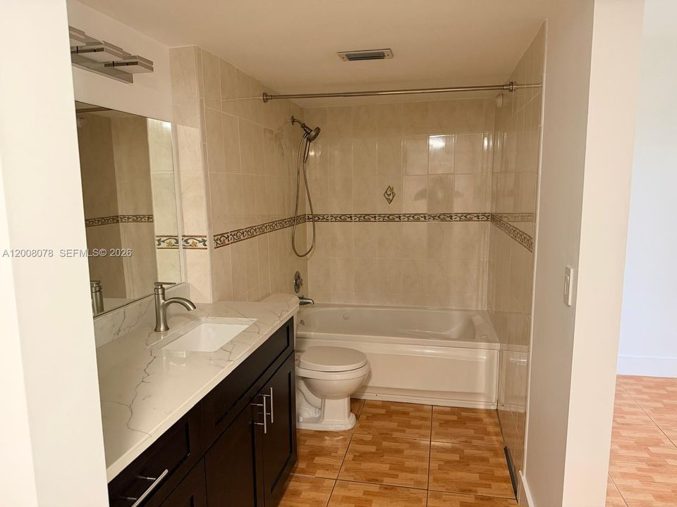 Active With Contract: $274,000 (2 beds, 2 baths, 880 Square Feet)