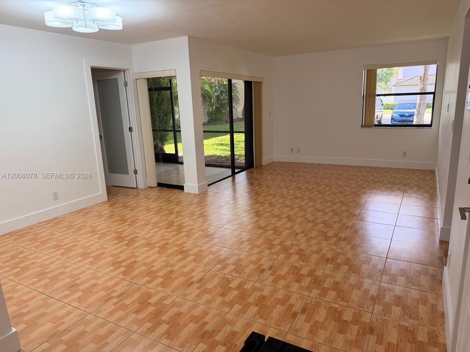 Active With Contract: $274,000 (2 beds, 2 baths, 880 Square Feet)