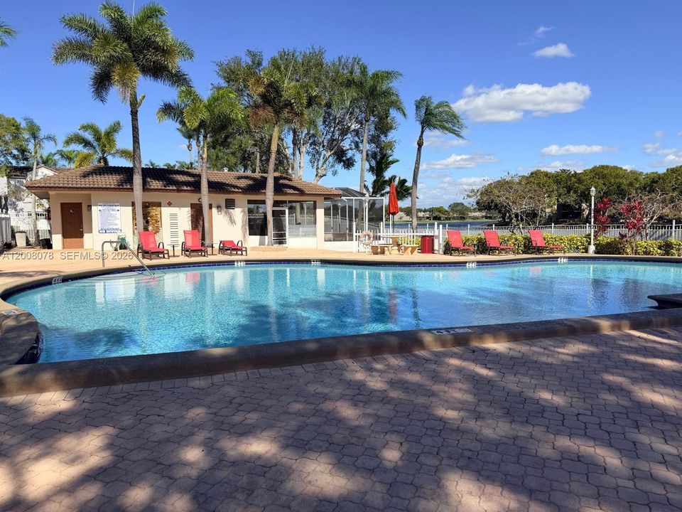 Active With Contract: $274,000 (2 beds, 2 baths, 880 Square Feet)