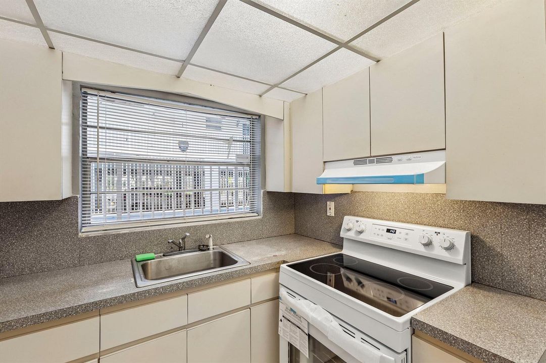 12-web-or-mls-NE 164th St E104-S2404-012