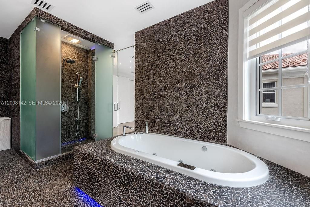 En Venta: $2,259,000 (4 camas, 3 baños, 2353 Pies cuadrados)