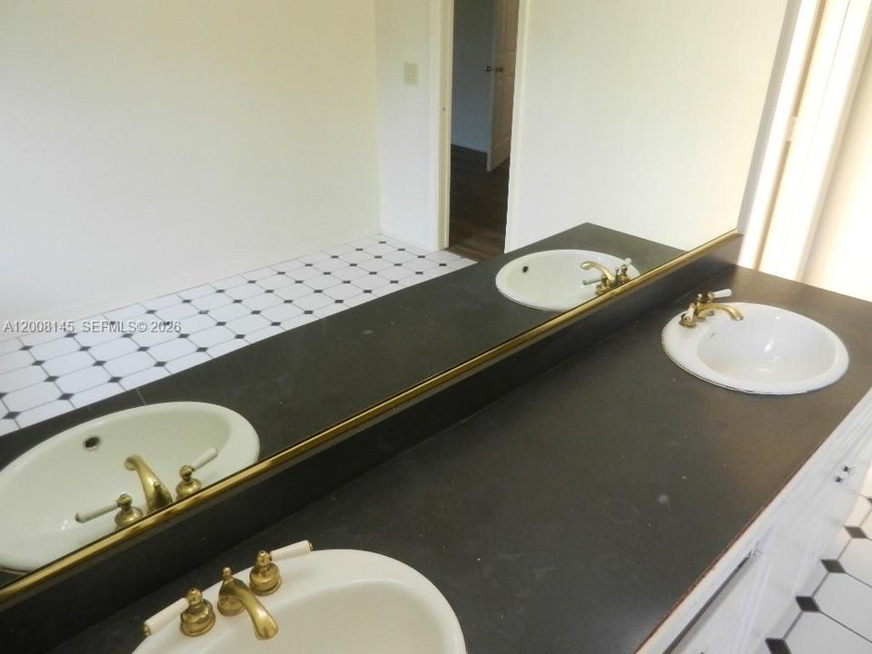 В аренду: $5,000 (5 спален, 3 ванн, 3391 Квадратных фут)