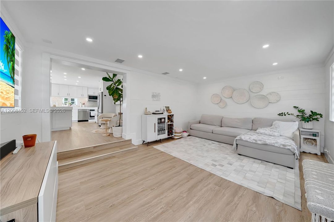 Недавно продано: $849,900 (3 спален, 2 ванн, 1760 Квадратных фут)
