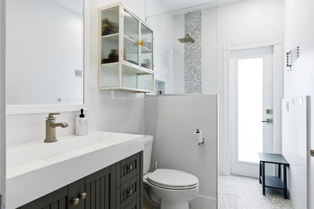 CABANA BATH - GUEST BATHROOM 1