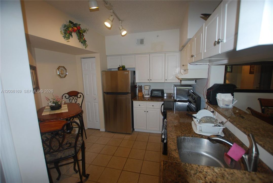 For Rent: $2,350 (2 beds, 2 baths, 1137 Square Feet)