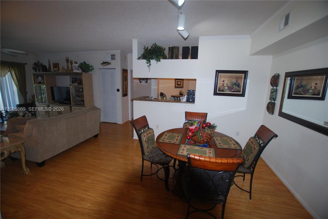 For Rent: $2,350 (2 beds, 2 baths, 1137 Square Feet)
