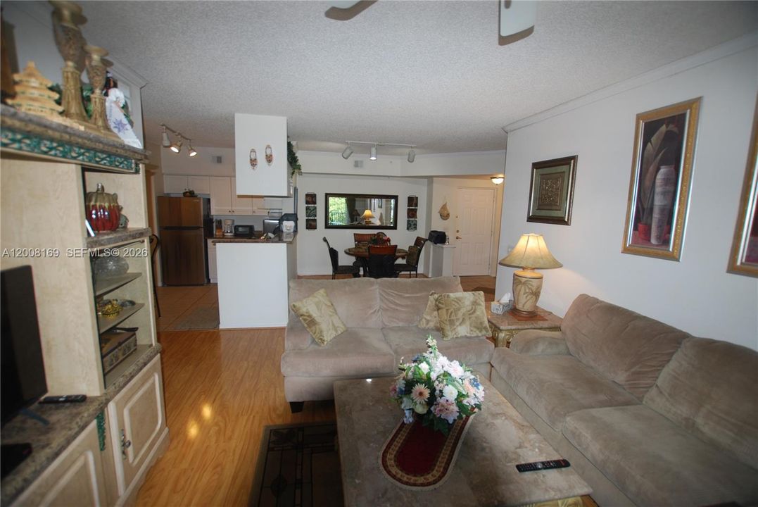 For Rent: $2,350 (2 beds, 2 baths, 1137 Square Feet)
