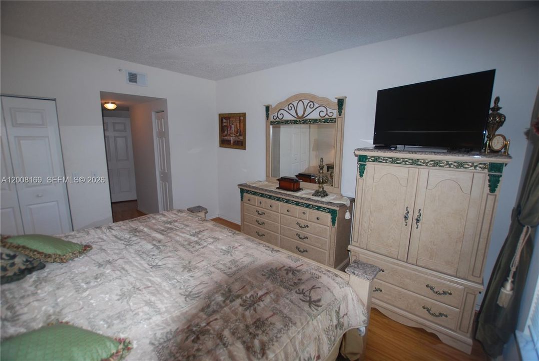 For Rent: $2,350 (2 beds, 2 baths, 1137 Square Feet)