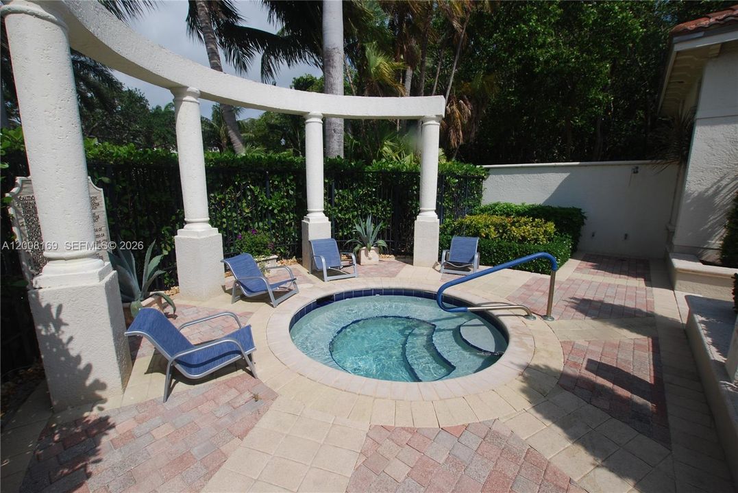 For Rent: $2,350 (2 beds, 2 baths, 1137 Square Feet)