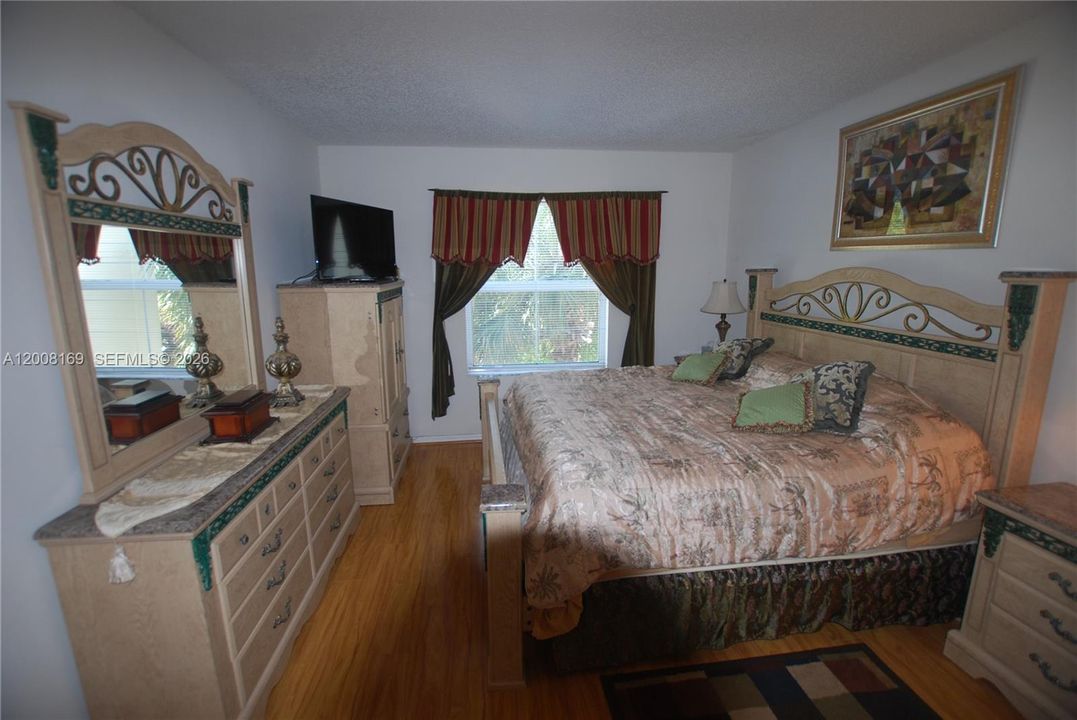 For Rent: $2,350 (2 beds, 2 baths, 1137 Square Feet)