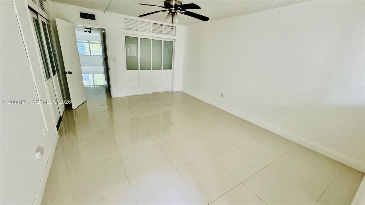 For Sale: $345,000 (1 beds, 1 baths, 810 Square Feet)