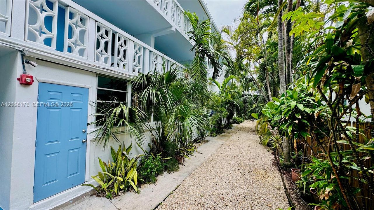 For Sale: $345,000 (1 beds, 1 baths, 810 Square Feet)