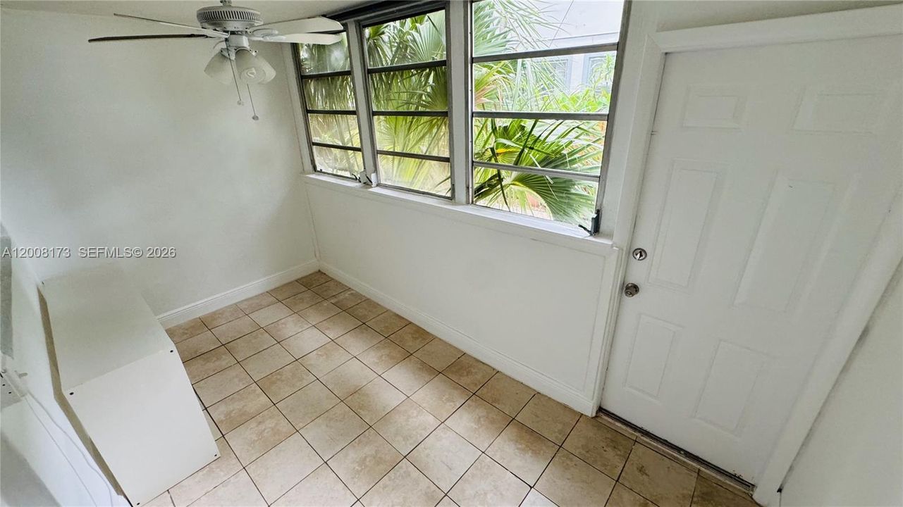 For Sale: $345,000 (1 beds, 1 baths, 810 Square Feet)