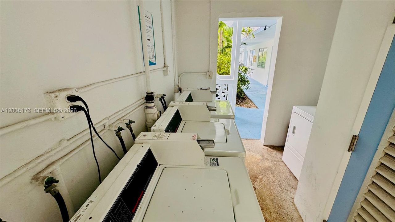 For Sale: $345,000 (1 beds, 1 baths, 810 Square Feet)