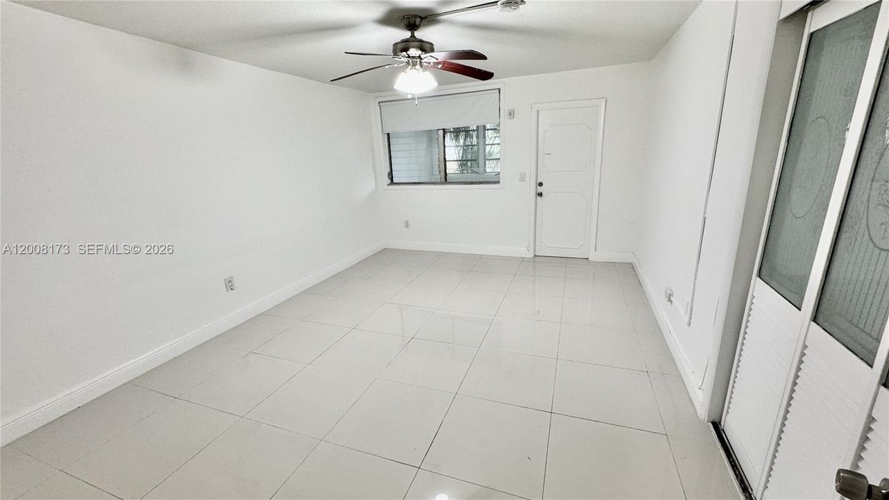 For Sale: $345,000 (1 beds, 1 baths, 810 Square Feet)