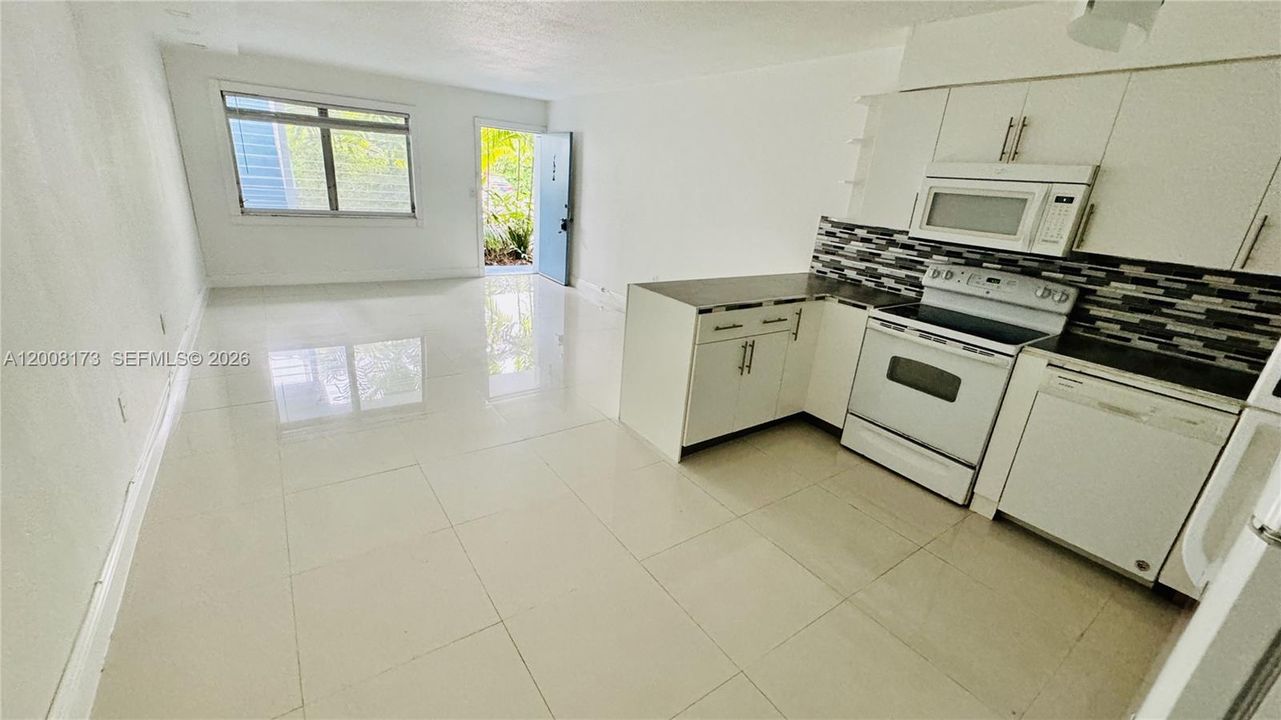 For Sale: $345,000 (1 beds, 1 baths, 810 Square Feet)