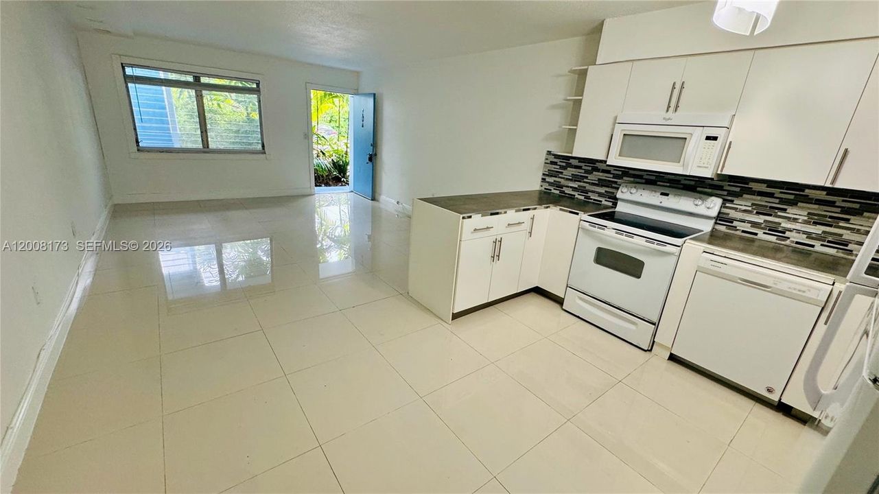 For Sale: $345,000 (1 beds, 1 baths, 810 Square Feet)
