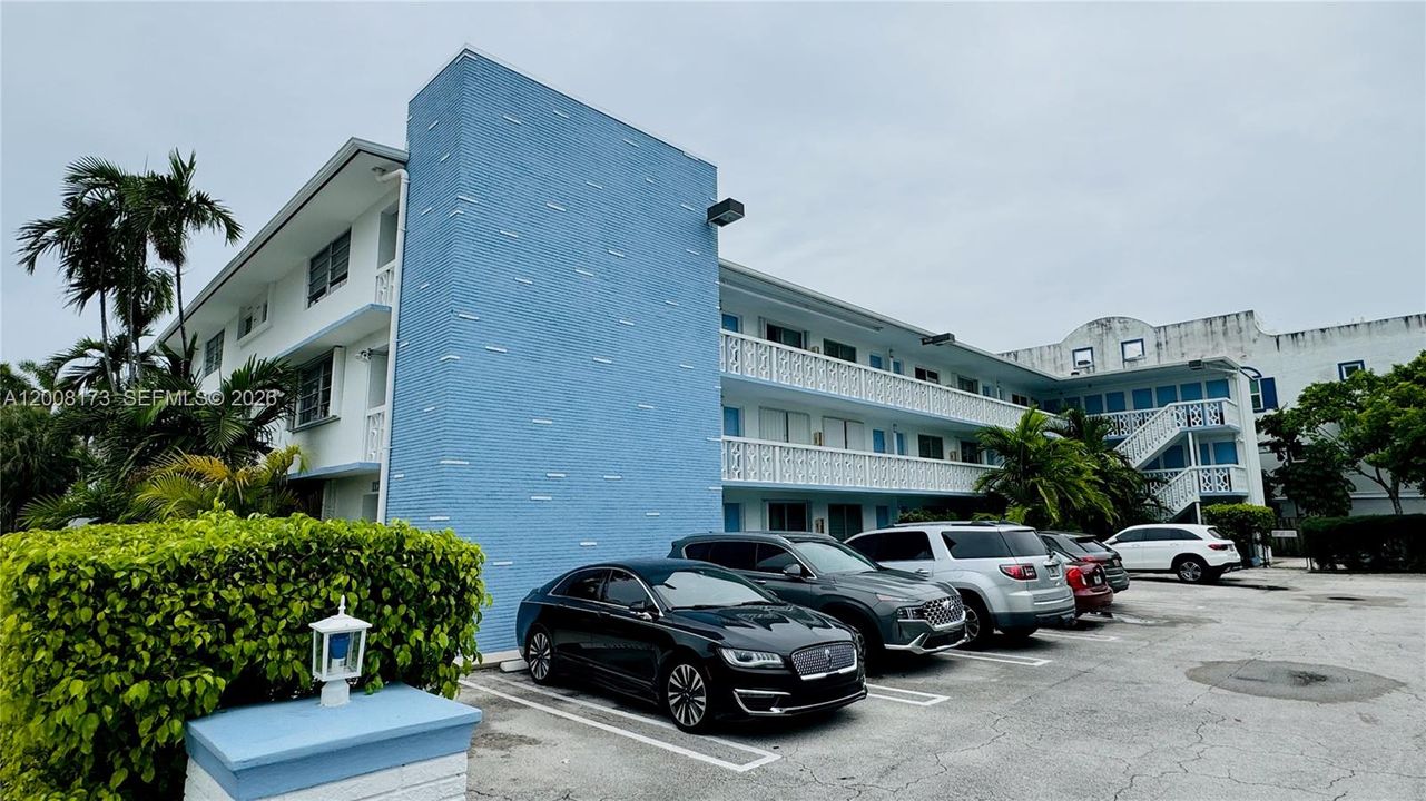 For Sale: $345,000 (1 beds, 1 baths, 810 Square Feet)